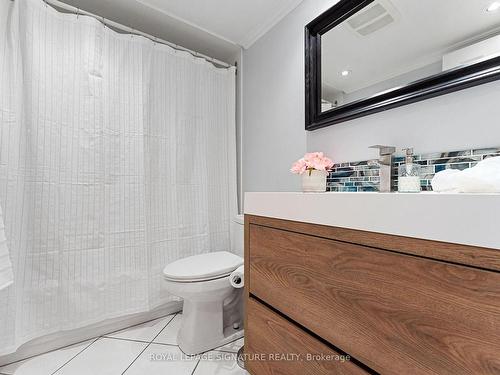 Ph04-812 Burnhamthorpe Rd, Toronto, ON - Indoor Photo Showing Bathroom