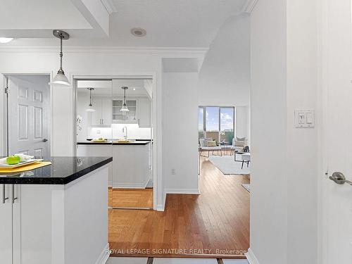 Ph04-812 Burnhamthorpe Rd, Toronto, ON - Indoor Photo Showing Kitchen