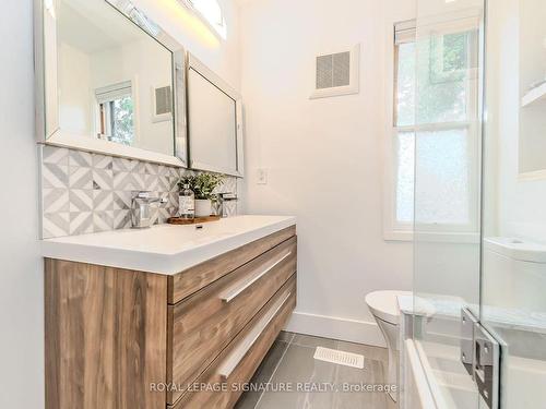 30 Rich Ave, Cambridge, ON - Indoor Photo Showing Bathroom