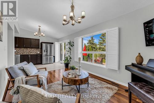 7287 Aldercrest Drive, Mississauga, ON - Indoor Photo Showing Living Room