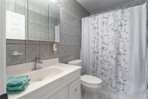 1318 Rosemary Crescent, Burlington, ON - Indoor Photo Showing Bathroom