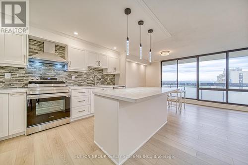 1811 - 260 Seneca Hill Drive, Toronto (Don Valley Village), ON - Indoor Photo Showing Kitchen With Upgraded Kitchen