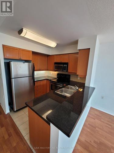 609 - 3840 Bathurst Street, Toronto (Clanton Park), ON - Indoor Photo Showing Kitchen With Double Sink