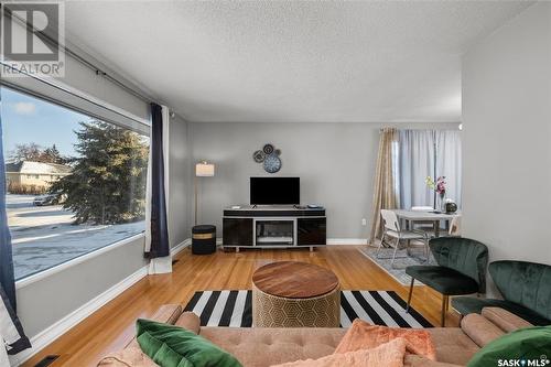 335 25Th Street W, Prince Albert, SK - Indoor Photo Showing Living Room