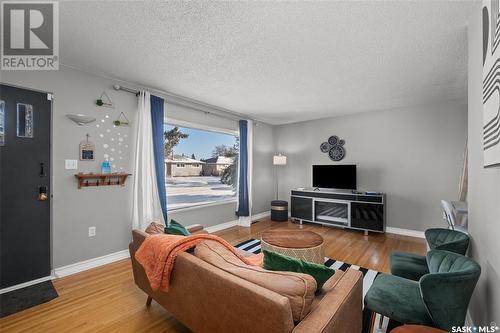 335 25Th Street W, Prince Albert, SK - Indoor Photo Showing Living Room