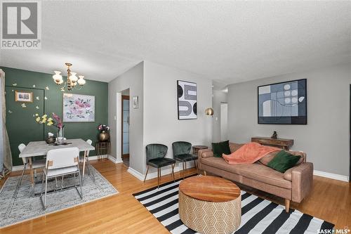 335 25Th Street W, Prince Albert, SK - Indoor Photo Showing Living Room