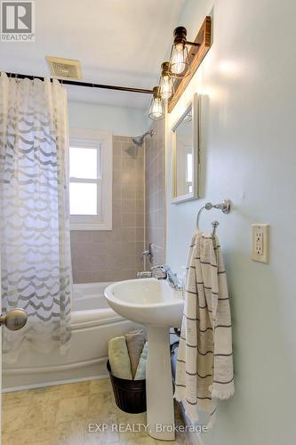 33 Spring Street, Mapleton, ON - Indoor Photo Showing Bathroom