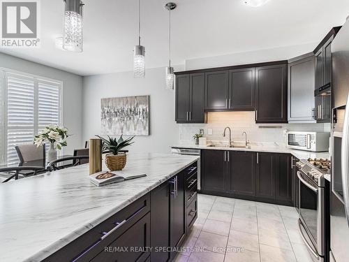 63 Leadenhall Road, Brampton (Northwest Brampton), ON - Indoor Photo Showing Kitchen With Double Sink With Upgraded Kitchen