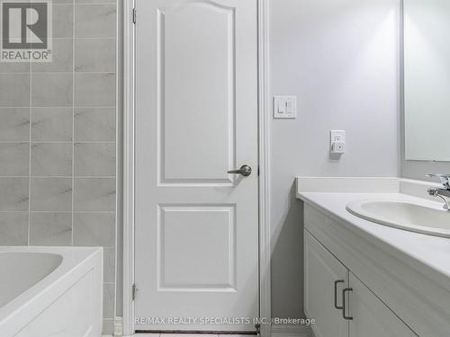 63 Leadenhall Road, Brampton (Northwest Brampton), ON - Indoor Photo Showing Bathroom