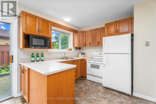 4 Fairfield Avenue, Brampton (Northwood Park), ON - Indoor Photo Showing Kitchen With Double Sink