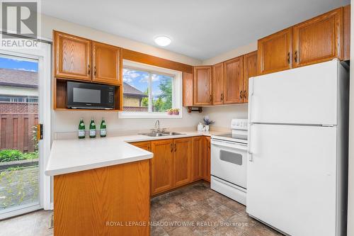 4 Fairfield Avenue, Brampton (Northwood Park), ON - Indoor Photo Showing Kitchen With Double Sink