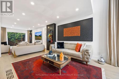 443 Silken Laumann Drive, Newmarket, ON - Indoor Photo Showing Living Room