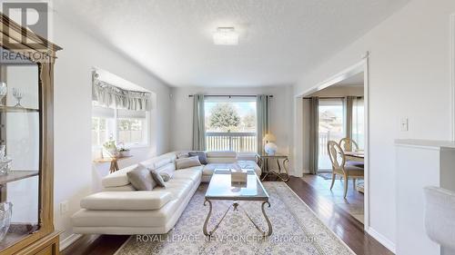 2174 Taggart Court, Innisfil (Alcona), ON - Indoor Photo Showing Living Room