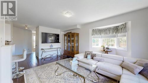 2174 Taggart Court, Innisfil (Alcona), ON - Indoor Photo Showing Living Room