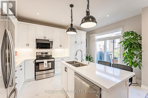 91 Old Field Crescent, Newmarket (Woodland Hill), ON - Indoor Photo Showing Kitchen With Double Sink With Upgraded Kitchen