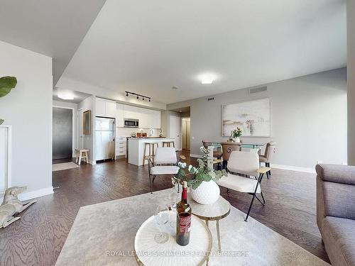 405-1815 Yonge St, Toronto, ON - Indoor Photo Showing Living Room