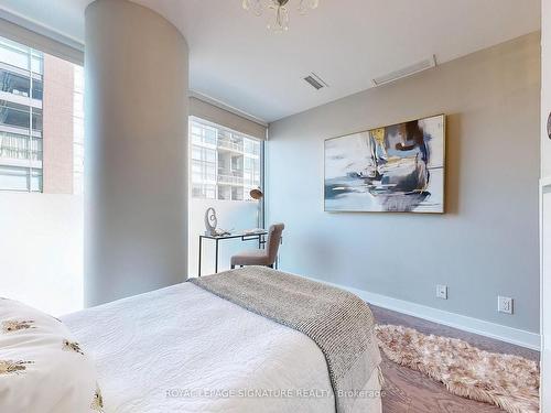 405-1815 Yonge St, Toronto, ON - Indoor Photo Showing Bedroom