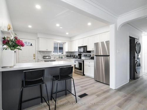 11 Jacinta Dr, Toronto, ON - Indoor Photo Showing Living Room