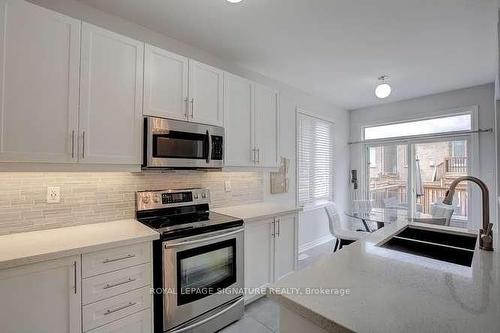 7 Chesterwood Cres, Brampton, ON - Indoor Photo Showing Kitchen With Double Sink With Upgraded Kitchen