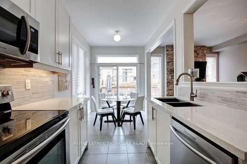 7 Chesterwood Cres, Brampton, ON - Indoor Photo Showing Kitchen With Double Sink With Upgraded Kitchen