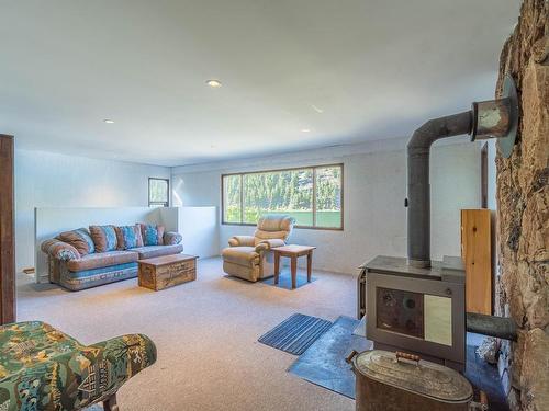 2044 Paul Lake Road, Kamloops, BC - Indoor Photo Showing Living Room