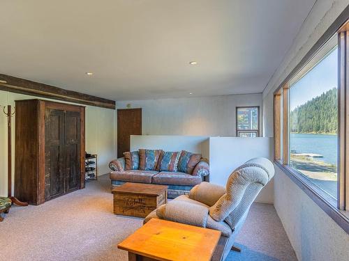 2044 Paul Lake Road, Kamloops, BC - Indoor Photo Showing Living Room