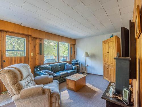 2044 Paul Lake Road, Kamloops, BC - Indoor Photo Showing Living Room