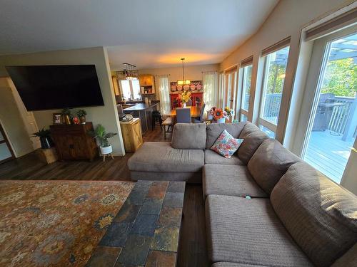 233 Blair Place, Clearwater, BC - Indoor Photo Showing Living Room