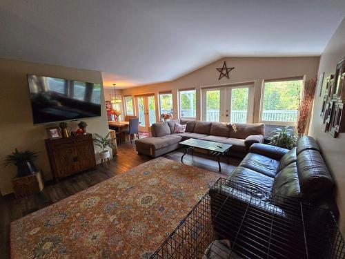 233 Blair Place, Clearwater, BC - Indoor Photo Showing Living Room