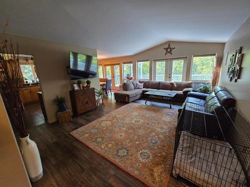 233 Blair Place, Clearwater, BC - Indoor Photo Showing Living Room