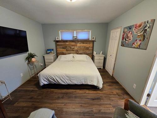 233 Blair Place, Clearwater, BC - Indoor Photo Showing Bedroom