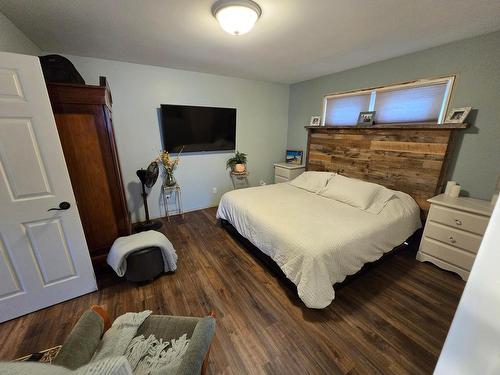 233 Blair Place, Clearwater, BC - Indoor Photo Showing Bedroom