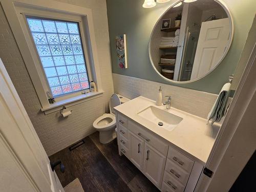 233 Blair Place, Clearwater, BC - Indoor Photo Showing Bathroom