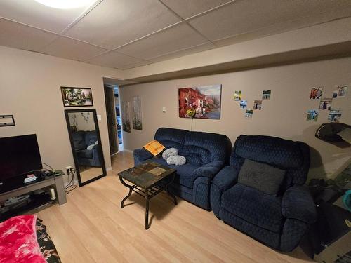 233 Blair Place, Clearwater, BC - Indoor Photo Showing Living Room