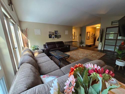 233 Blair Place, Clearwater, BC - Indoor Photo Showing Living Room