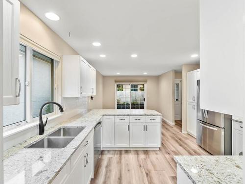 30-2080 Pacific Way, Kamloops, BC - Indoor Photo Showing Kitchen With Double Sink With Upgraded Kitchen