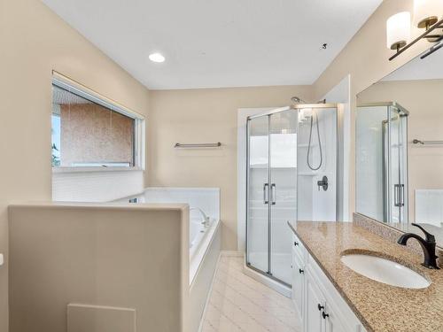 30-2080 Pacific Way, Kamloops, BC - Indoor Photo Showing Bathroom