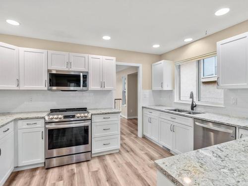 30-2080 Pacific Way, Kamloops, BC - Indoor Photo Showing Kitchen With Stainless Steel Kitchen With Double Sink With Upgraded Kitchen