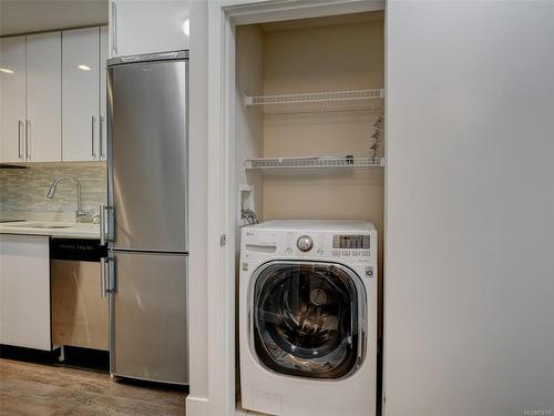 506-1090 Johnson St, Victoria, BC - Indoor Photo Showing Laundry Room