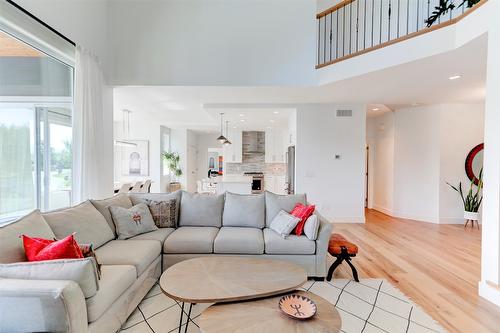 279 Upper Canyon Drive, Kelowna, BC - Indoor Photo Showing Living Room