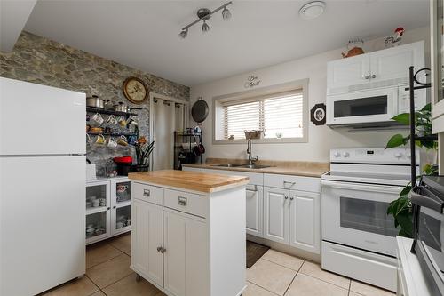 524 South Crest Drive, Kelowna, BC - Indoor Photo Showing Kitchen With Double Sink