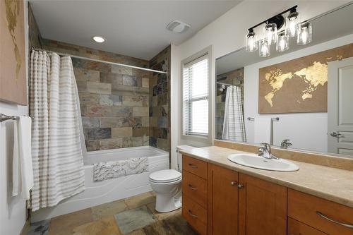 524 South Crest Drive, Kelowna, BC - Indoor Photo Showing Bathroom