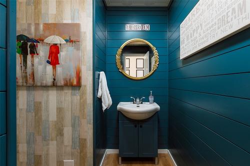 524 South Crest Drive, Kelowna, BC - Indoor Photo Showing Bathroom