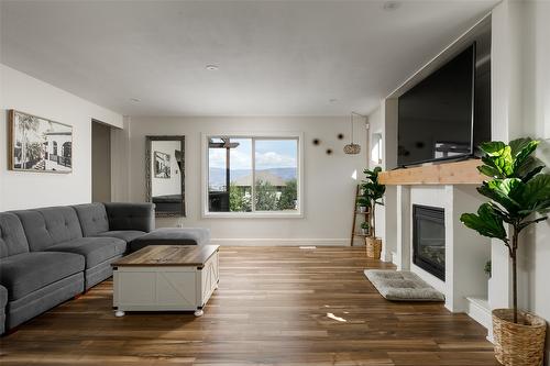 524 South Crest Drive, Kelowna, BC - Indoor Photo Showing Living Room With Fireplace