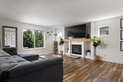 524 South Crest Drive, Kelowna, BC - Indoor Photo Showing Living Room With Fireplace