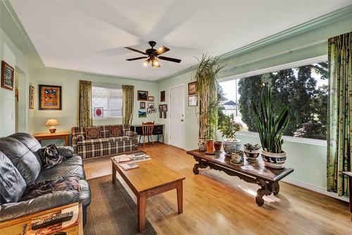 270 Mccurdy Road, Kelowna, BC - Indoor Photo Showing Living Room