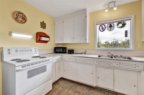 270 Mccurdy Road, Kelowna, BC - Indoor Photo Showing Kitchen With Double Sink