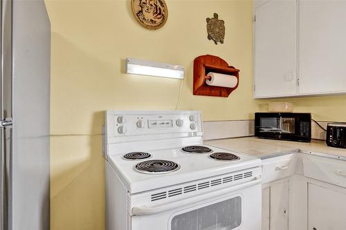 270 Mccurdy Road, Kelowna, BC - Indoor Photo Showing Kitchen