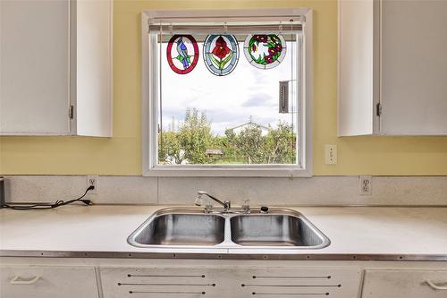 270 Mccurdy Road, Kelowna, BC - Indoor Photo Showing Kitchen With Double Sink