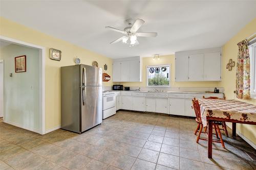 270 Mccurdy Road, Kelowna, BC - Indoor Photo Showing Kitchen With Double Sink